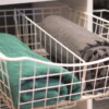 Vit trådkorg trådback korg med korgavdelare och bottenplatta från Garderobsfabriken