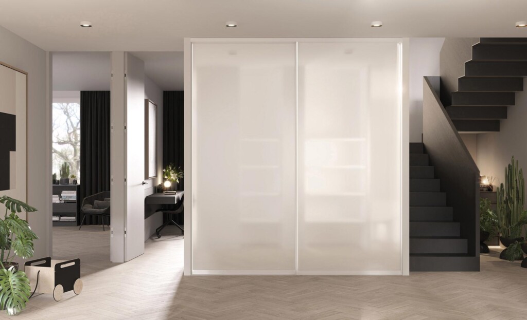 Måttanpassade skjutdörrar i modern hall: Luna vit med vitt glas