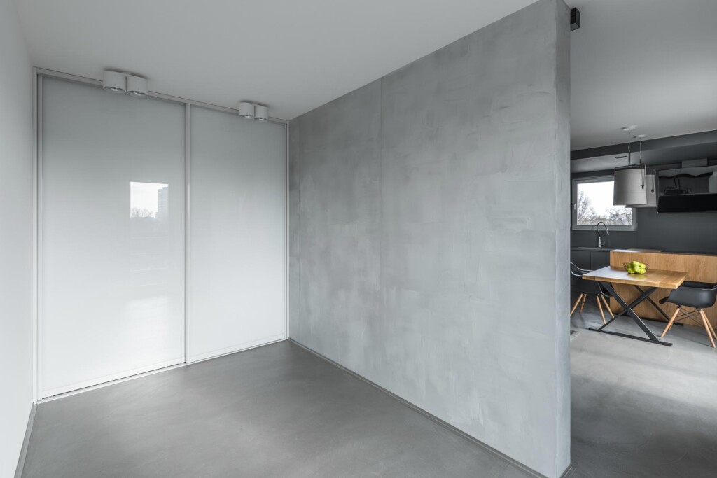 Måttanpassade skjutdörrar i rum med betongväggar: Nova vit med vitt glas