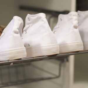 Utdragbar skohylla med förvaring av skor i två nivåer i grå färg från Garderobsfabriken
