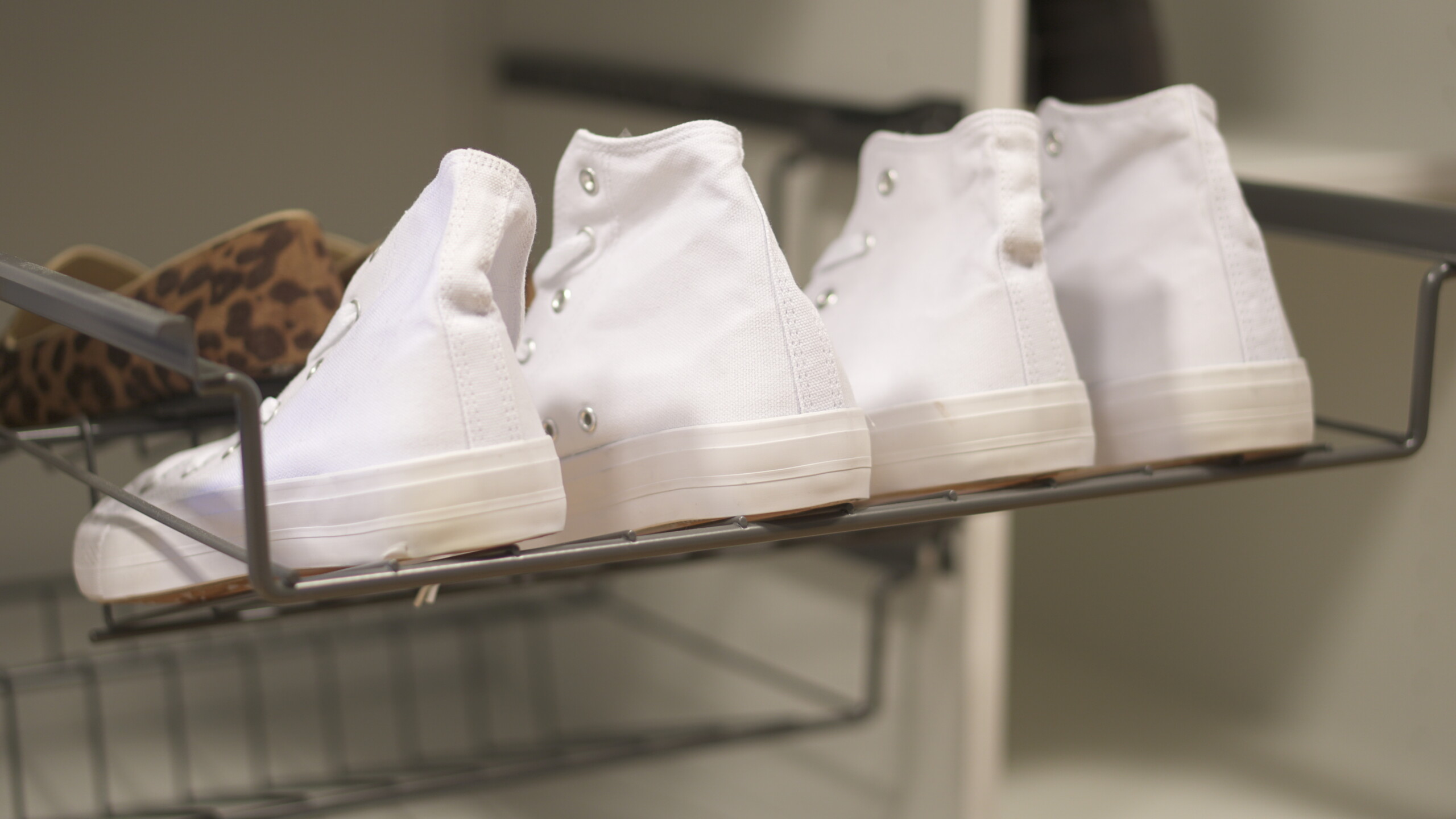 Utdragbar skohylla med förvaring av skor i två nivåer i grå färg från Garderobsfabriken