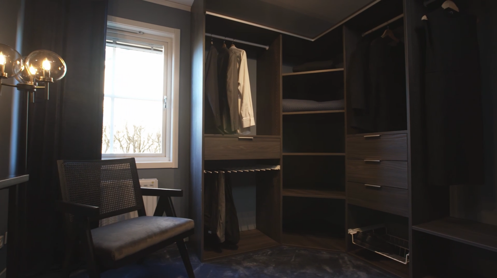 Garderobsfabriken bygger garderob hemma hos Dan Ekborg i tv programmet Anders knackar på