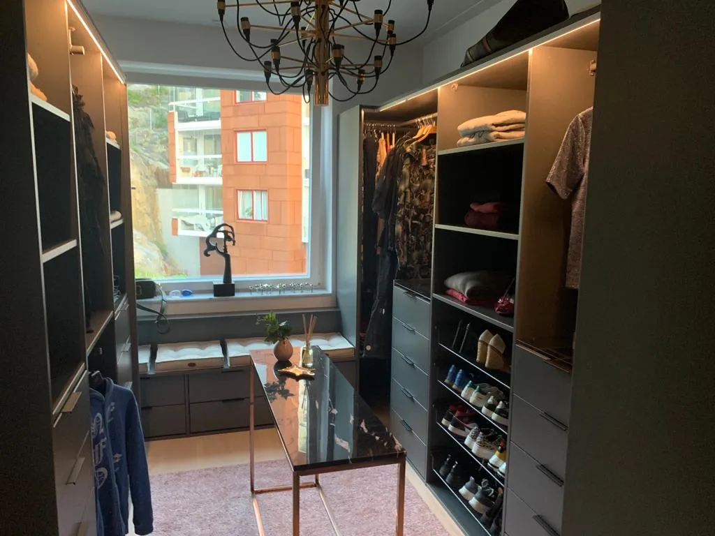 Walk in closet i antracit med mörke detaljer från Garderobsfabriken