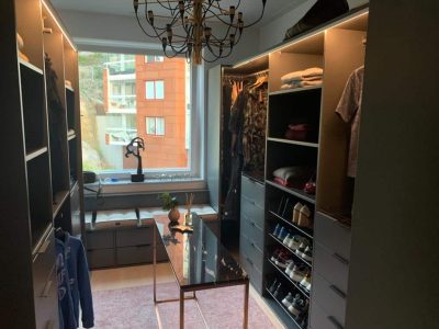 walk in closet klädkammare med mörk grå och antracit garderobsinredning från Garderobsfabriken