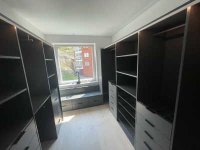 walk in closet klädkammare med mörk grå och antracit garderobsinredning från Garderobsfabriken