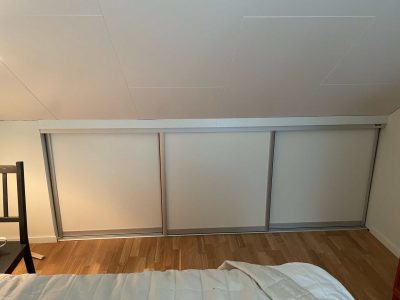 Måttanpassade skjutdörrar för snedtak bakåt och kattvind från Garderobsfabriken