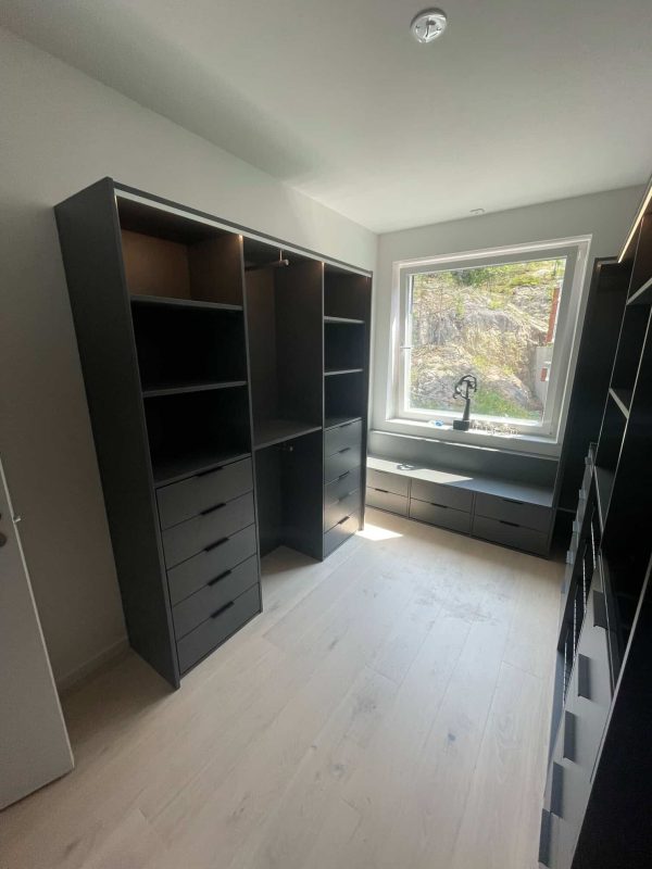 walk in closet klädkammare med mörk grå och antracit garderobsinredning från Garderobsfabriken