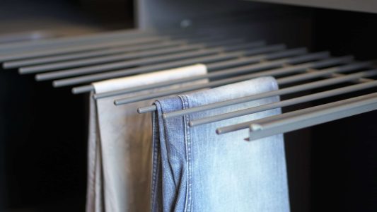 Märk grå byxhängare som är utdragbar från Garderobsfabriken