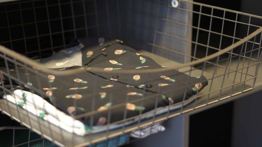 Trådkorg trådback från Garderobsfabriken finns i både vitt och grått med många smarta tillbehör. Trådkorg & Trådback mörkgrå för 40 50 60 & 80 cm garderob