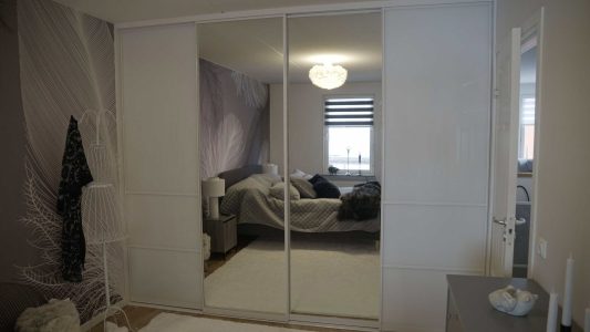Måttanpassade skjutdörrar med spegelglas och vita skjutdörrar från Garderobsfabriken
