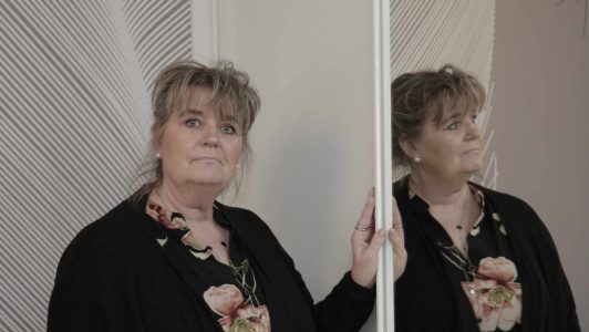 Måttanpassade skjutdörrar med spegelglas från Garderobsfabriken