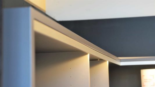 Belysning på garderobsinredning i walk in closet klädkammare