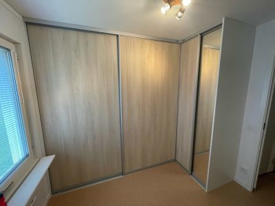 Skjutdörrar för garderob i hörn Garderobsfabriken