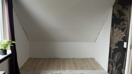 Här ska vi montera en skjutdörrsgarderob i ett snedtak som ersätter en gammal kattvind Garderobsfabriken