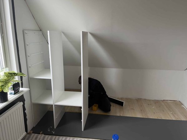 Montering och anpassning av garderobsinredning under snedtak från Garderobsfabriken