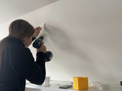 Montering av skjutdörrar i snedtak med snedtaksbeslag från Garderobsfabriken