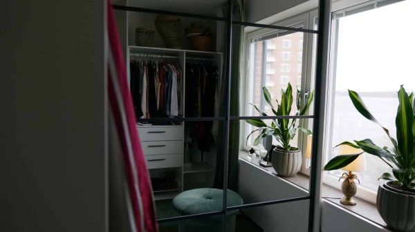 Garderobsfabriken bygger garderob hemma hos Agneta Sjödin tv programmet Anders knackar på