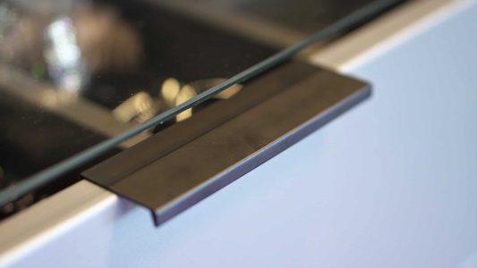 Tillsammans skapar vi er drömgarderob. Antracit smyckeslåda med glashylla med svart handtag