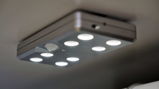 Belysning garderob med rörelsesensor som drivs på batteri
