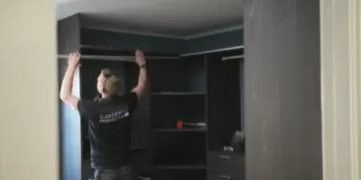 Vi monterar din måttanpassade garderob åt dig